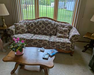 Comfortable Floral Sofa with Classic Charm
Add a touch of timeless comfort to your living space with this inviting sofa. Featuring a charming floral pattern and traditional silhouette, this piece is perfect for creating a cozy atmosphere. Its plush cushioning and supportive design make it ideal for relaxing, reading, or entertaining. A wonderful opportunity to bring a soft, classic aesthetic into your home at an attractive price.