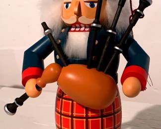 003 Muller Kleinkunst Nutcracker Scotsman With Bagpipes