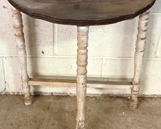 1003 - Wood Table - 22" x 20" x 11"