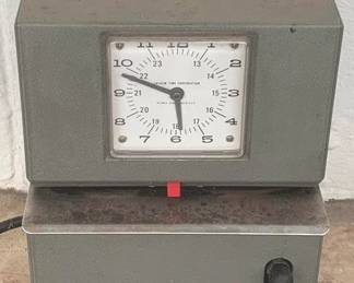 554 - Lathem Time Clock with Key - 8" x 10" x 5" You are buying a used as-is electric/electronic item. We do not guarantee all components are present, and if it is not expressly stated, it is untested.