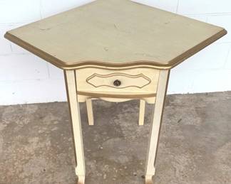 579 - One Drawer Corner Table - 32" x 39" x 30"
