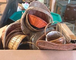 1078 - Box Lot of Assorted Items