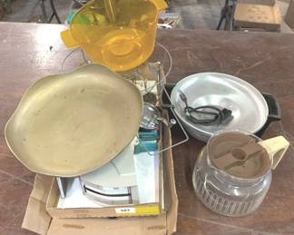 871 - Lot of Assorted Items You are buying a used as-is electric/electronic item. We do not guarantee all components are present, and if it is not expressly stated, it is untested.