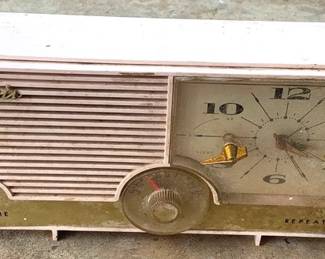 760 - Vintage Arvin Clock Radio 6" x 14" x 5" You are buying a used as-is electric/electronic item. We do not guarantee all components are present, and if it is not expressly stated, it is untested.