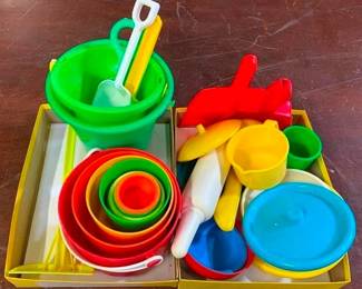 818 - 2 Trays Assorted Toys