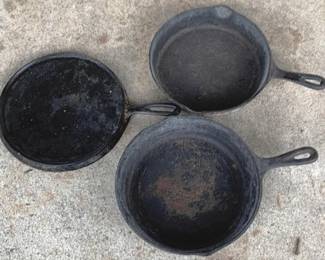 913 - Lot of 3 Cast Iron Pans