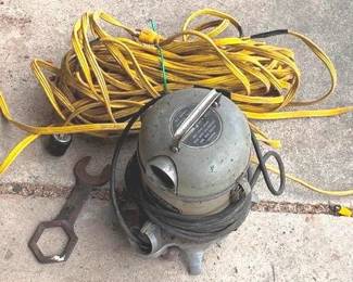781 - Lot of Assorted Items You are buying a used as-is electric/electronic item. We do not guarantee all components are present, and if it is not expressly stated, it is untested.