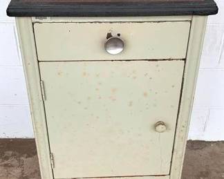 674 - Metal Storage Cabinet - 34" x 20" x 16"