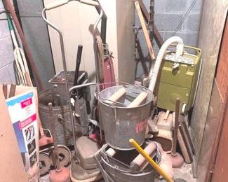 1173 - Closet Lot of Items