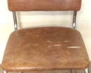 1043 - Chair - 35" x 20" x 20"