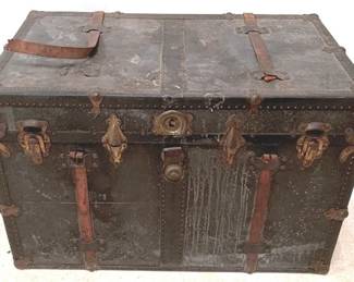 394 - Flat Top Trunk w/ tray - 24" x 35 x 21"