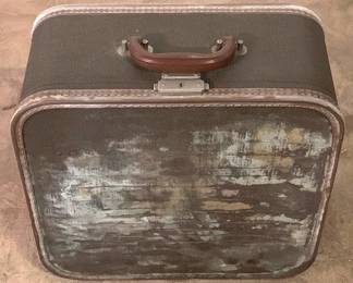1017 - Remington Typewriter in Case You are buying a used as-is item. We do not guarantee all components are present, and if it is not expressly stated, it is untested.