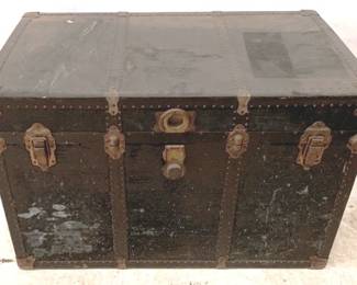 396 - Flat Top Trunk w/ tray - 24" x 26" x 21"