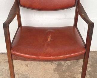 545 - Chair - AS-IS - Broken Arm - 31" x 24" x 20"