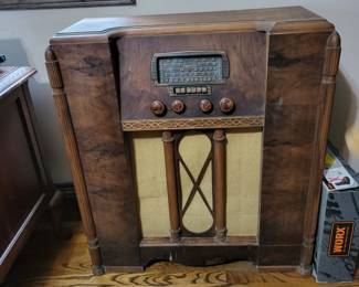 FLOOR MODEL RADIO