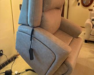 Hercules Beige Massaging Power Lift
Recliner
47.2"W x 44.1"D x 46.1"H