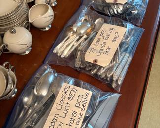 Modern Classics by LUNT silverware.
Oneida Everling star silverware
Lifetime cutlery, Japan, silverware
