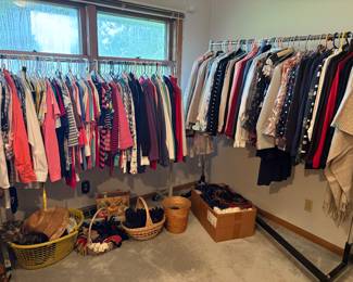 Woman’s clothing large xl
Gloves, hats, scarves