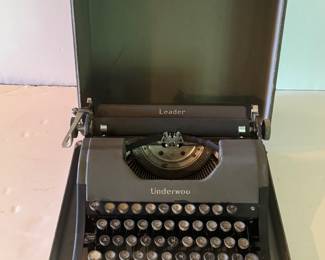 Vintage MCM Underwood Leader Typewriter w/Case