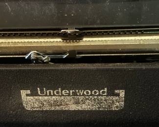 Vintage MCM Underwood Leader Typewriter w/Case