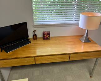 This vintage 2 leg architects work desk is in great condition.