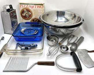 New In Box Pizza Stone, Baking Pans, Large Mixing Bowl, Colander & Other Cooking Tools (20 Pieces)
Lot #: 129