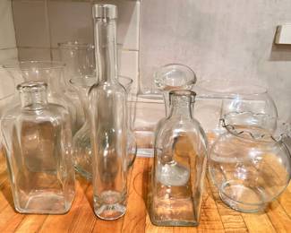 10 Glass Vases
Lot #: 189