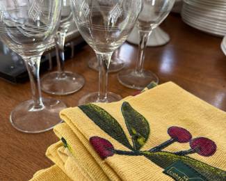 Set of 5 Wine Glasses with Etched Diamond Shape Design