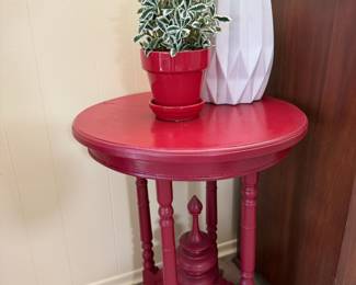 White Ceramic Geometric Vase, Red Painted Round Accent Table