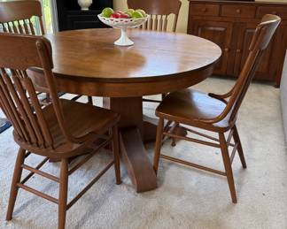 Traditional Round Dining Table with 4 Spindle Back Dining Chairs