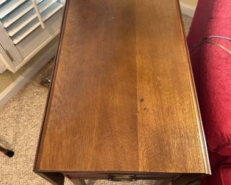 R31 - $125 PAIR - Mahogany Side Tables. Some small Knicks across the top. See all photos. Measure 15W x 23D x 26T (not extended) 36W when extended