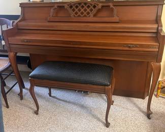 R125 - $100 - Kimball Artist Console Piano and bench. YOU WILL NEED TO HIRE MOVERS TO GET THIS OUT! No sticky keys!