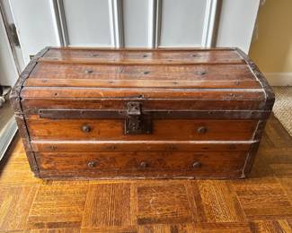 R88 - $60 - Wooden Trunk. No key. - 27W x 15D x 14T