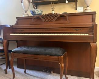 R125 - $100 - Kimball Artist Console Piano and bench. YOU WILL NEED TO HIRE MOVERS TO GET THIS OUT! No sticky keys!