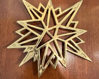 R44 - $20 - Virginia Metal Crafters Old Salem trivet. 12"