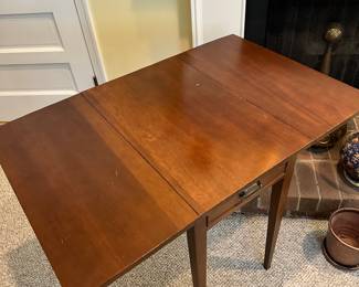 R31 - $125 PAIR - Mahogany Side Tables. Some small Knicks across the top. See all photos. Measure 15W x 23D x 26T (not extended) 36W when extended
