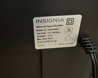 R95 - $20 - Insignia Paper Shredder. 10 sheet capacity. single CDs and credit cards. Tested and working!