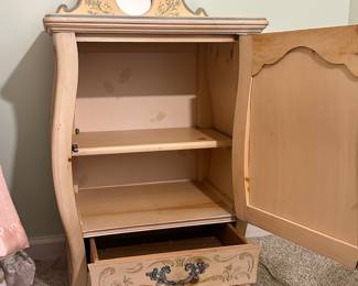 R82 - $300 - Pulaski French Bombe Nightstand - 21W x 15D x 30T