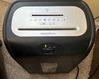 R95 - $20 - Insignia Paper Shredder. 10 sheet capacity. single CDs and credit cards. Tested and working!