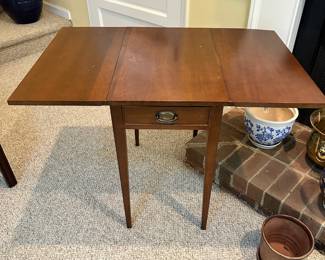 R31 - $125 PAIR - Mahogany Side Tables. Some small Knicks across the top. See all photos. Measure 15W x 23D x 26T (not extended) 36W when extended