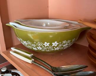 Set of 4 Pyrex "Craisy Daisy" Cinderella Mixing Bowls
