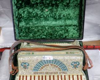 ITALO AMERICAN CHICAGO GLORIA MODEL ACCORDIAN IN CASE