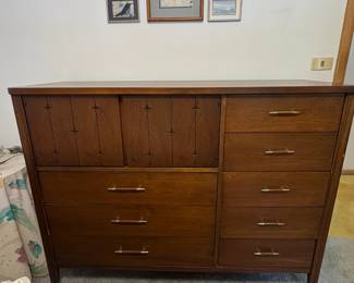 Broyhill Saga Magna Gentleman's Chest - Mid-Century Modern (1960s)