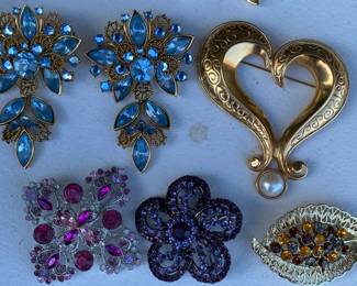 Assorted Brooches (Weiss and More)