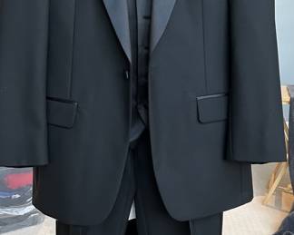 Men’s Jo’s A Banks Tuxedo 40R jacket, matching vest, 32/32 pant, white tuxedo shirt and silver tie.