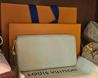 LOUIS VUITTON CLUTCH