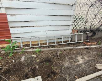 An 18" extension ladder