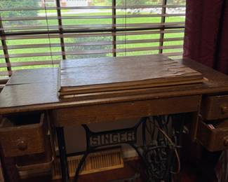 Vintage 1927 Singer Treadle Sewing Machine S/N AB466507