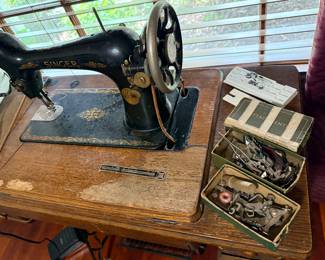 Vintage 1927 Singer Treadle Sewing Machine S/N AB466507