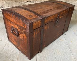 Humpback Wooden Trunk